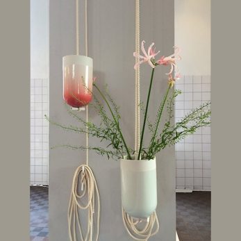 Spatial Vase von Studio Lotte Douwes rot und blau