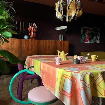Esstisch von Instagrammer Herr Klar mit Tischdecke in orange und gelb aus der Butterland Kollektion